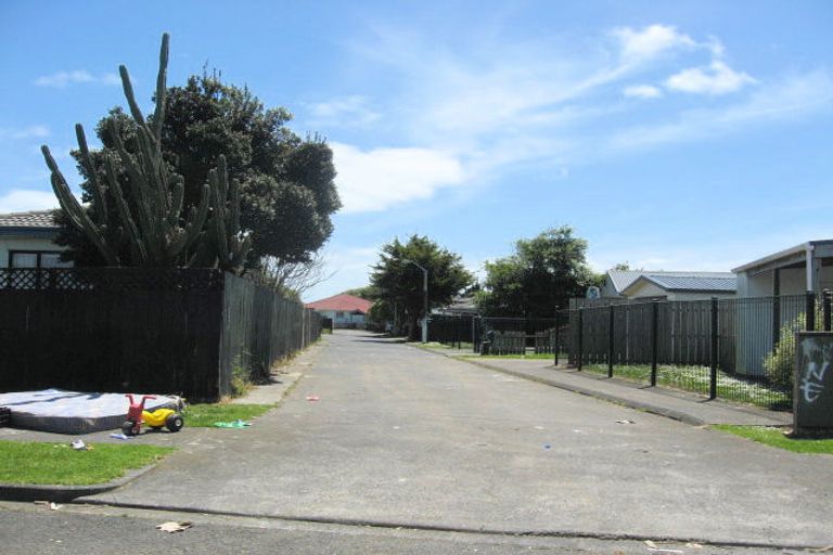 Photo of property in 5 Dungarvon Place, Clendon Park, Auckland, 2103
