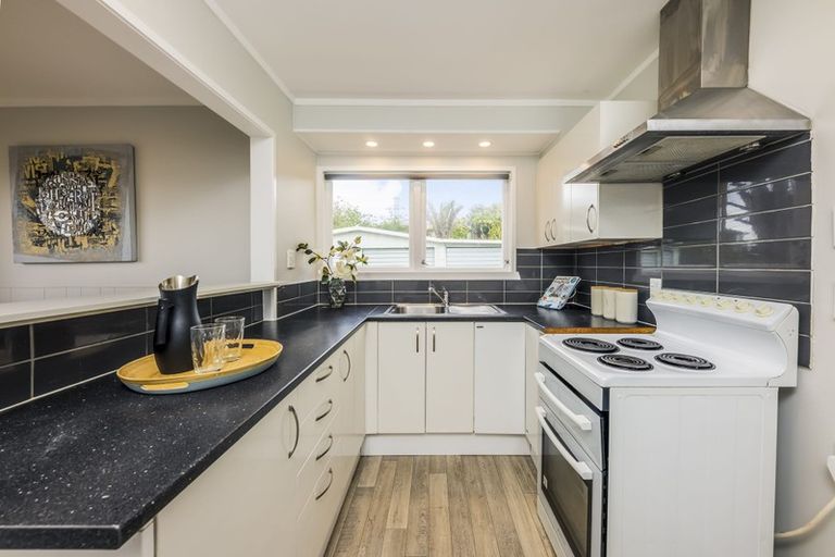 Photo of property in 15 Arlette Place, Massey, Auckland, 0614