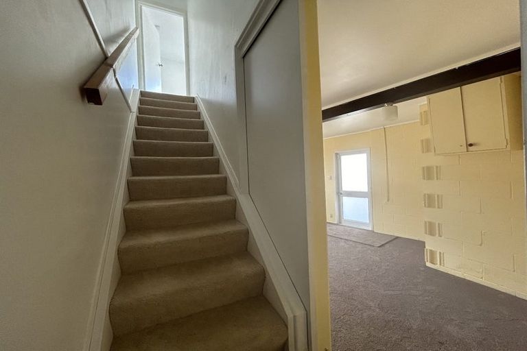 Photo of property in 392 Glenfield Road, Glenfield, Auckland, 0629