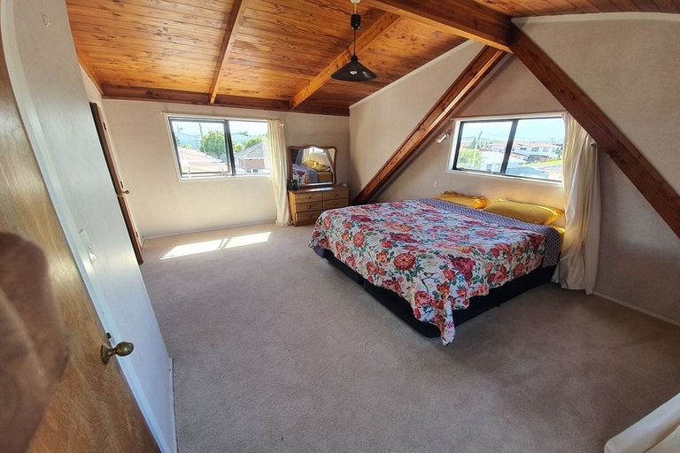 Photo of property in 2/1 Bamboo Grove, Kelston, Auckland, 0602