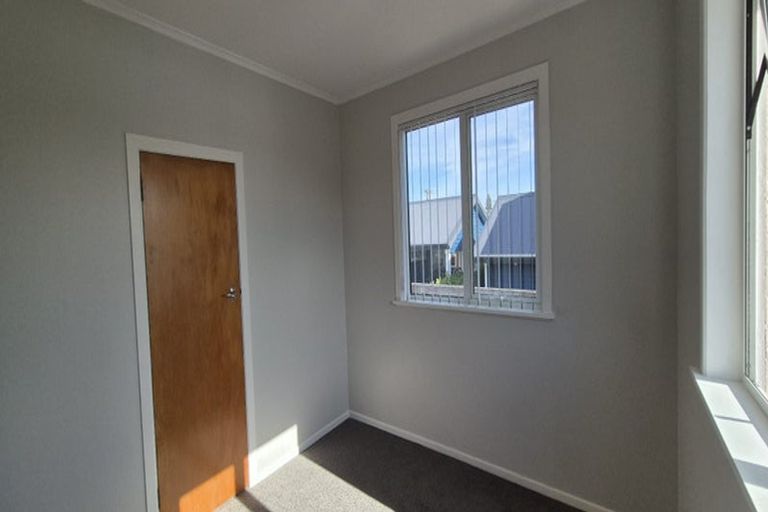 Photo of property in 26 Rewarewa Road, Te Atatu Peninsula, Auckland, 0610