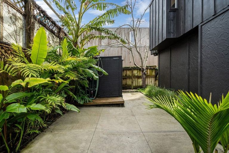 Photo of property in 2/10 Merani Street, Narrow Neck, Auckland, 0622