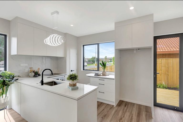 Photo of property in 49a Riverton Drive, Randwick Park, Auckland, 2105