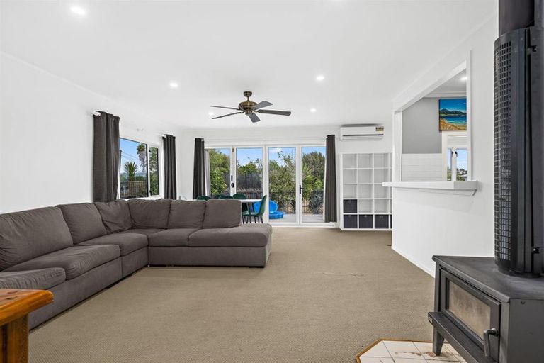 Photo of property in 2 Rere Place, Parakai, 0830