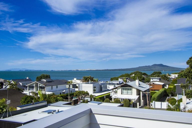 Photo of property in 17 Ocean View Road, Milford, Auckland, 0620