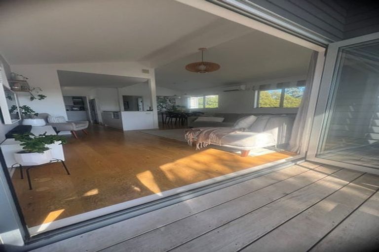 Photo of property in 4 Pavola Grove, Glenfield, Auckland, 0629