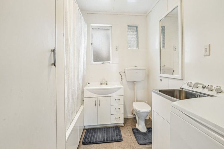 Photo of property in 59 Sylvan Crescent, Te Atatu South, Auckland, 0610