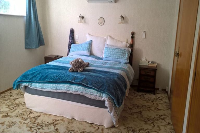 Photo of property in 49 Roberts Road, Matakatia, Whangaparaoa, 0930