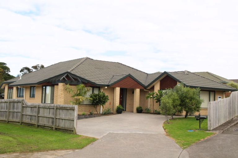Photo of property in 23 Bard Place, Golflands, Auckland, 2013