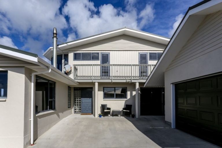 Photo of property in 27 Findlay Street, Moturoa, New Plymouth, 4310