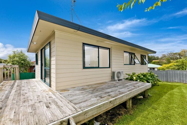 Photo of property in 12a Firle Place, Green Bay, Auckland, 0604
