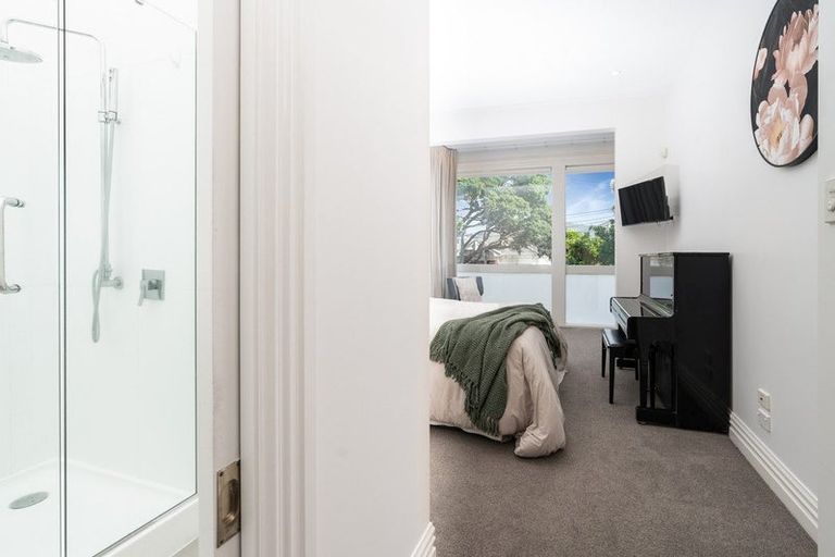 Photo of property in 60 Hawker Street, Mount Victoria, Wellington, 6011