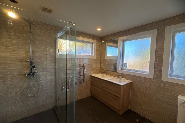 Photo of property in 127 Edgewater Drive, Pakuranga, Auckland, 2010