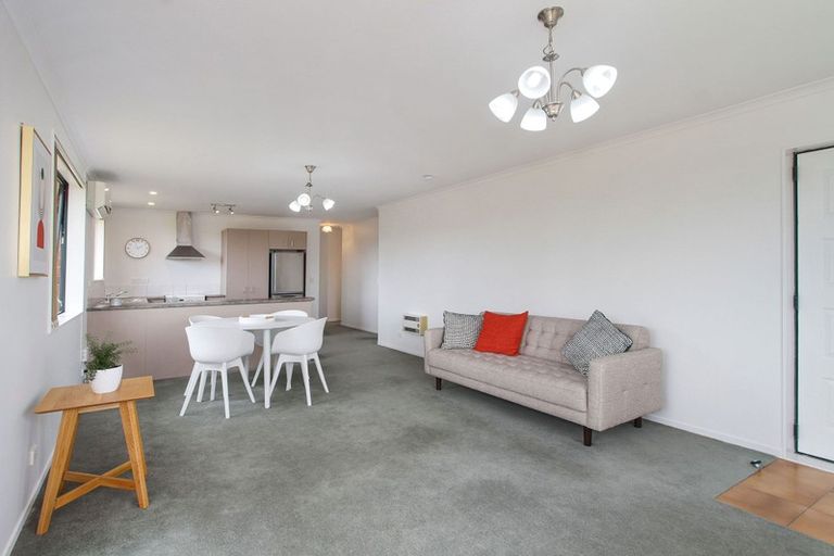 Photo of property in 2 Plumstead Rise, Glen Eden, Auckland, 0602