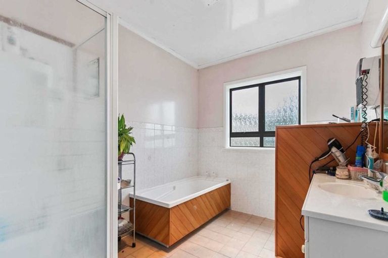 Photo of property in 12 Ellesmere Crescent, Pakuranga Heights, Auckland, 2010