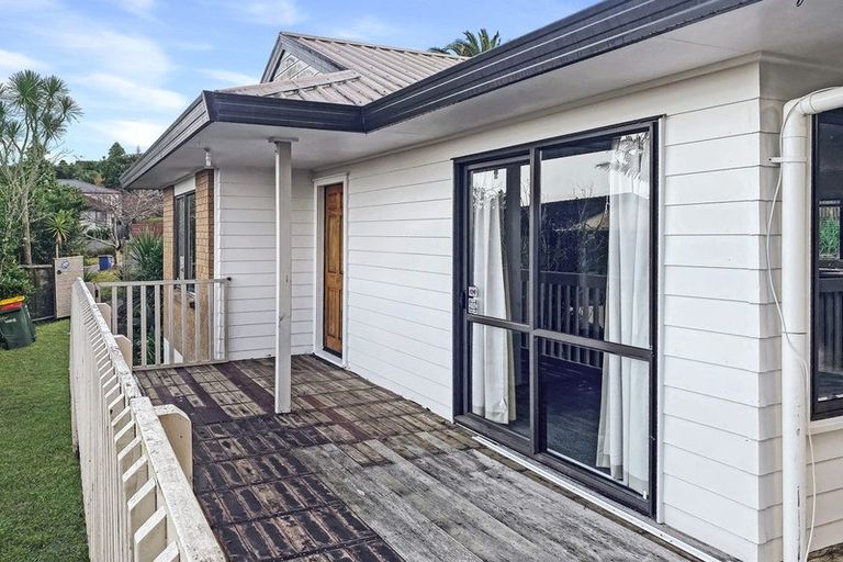 Photo of property in 9 Amery Place, West Harbour, Auckland, 0618