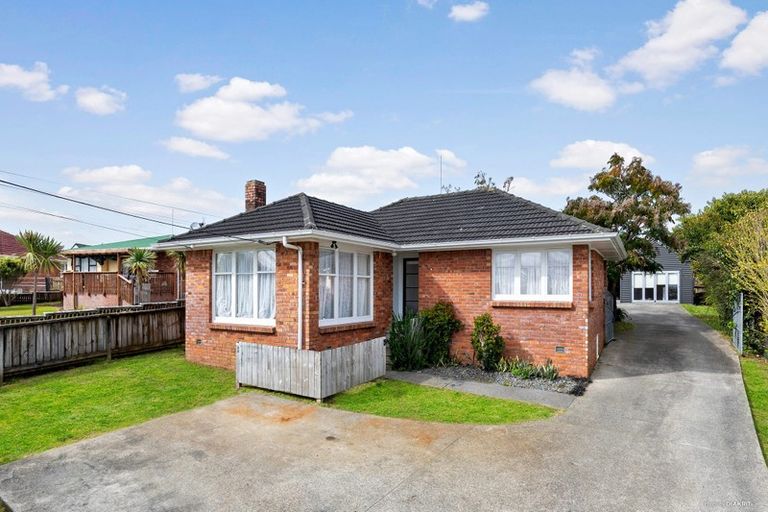 Photo of property in 26 Vodanovich Road, Te Atatu South, Auckland, 0610