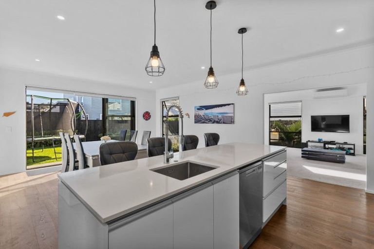Photo of property in 10 Onekura Street, Red Beach, 0932