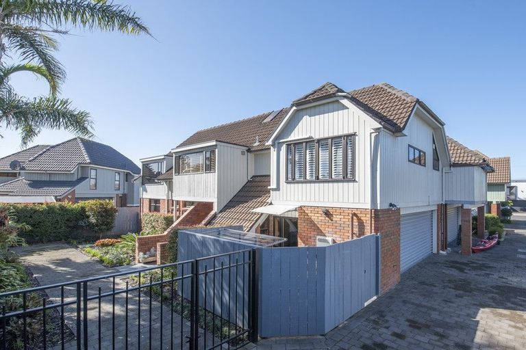 Photo of property in 3/56 Milford Road, Milford, Auckland, 0620