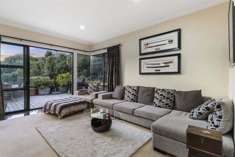 Photo of property in 16 Renlee Place, Shelly Park, Auckland, 2014