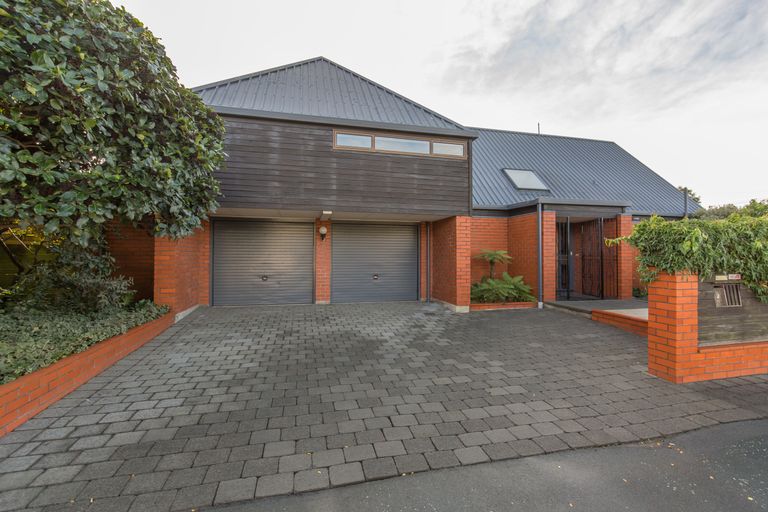 Photo of property in 2 Kent Lodge Avenue, Avonhead, Christchurch, 8042