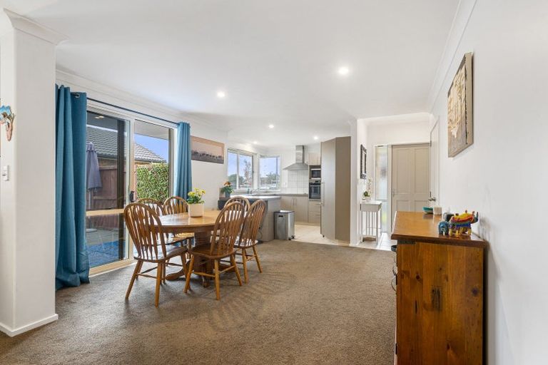 Photo of property in 33 Seabreeze Place, Papamoa Beach, Papamoa, 3118