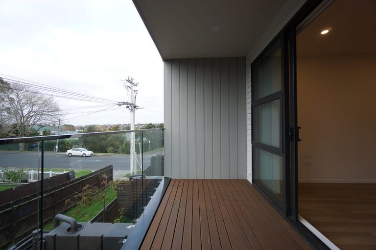 Photo of property in 3/26 Buscomb Avenue, Henderson, Auckland, 0610