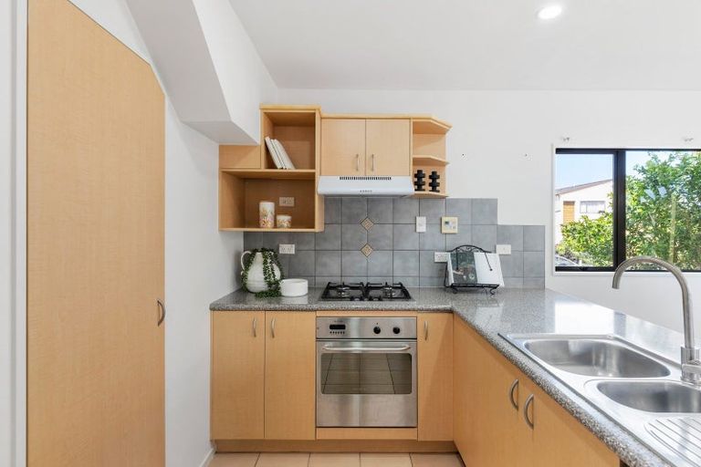 Photo of property in 11 Spalding Rise, Golflands, Auckland, 2013