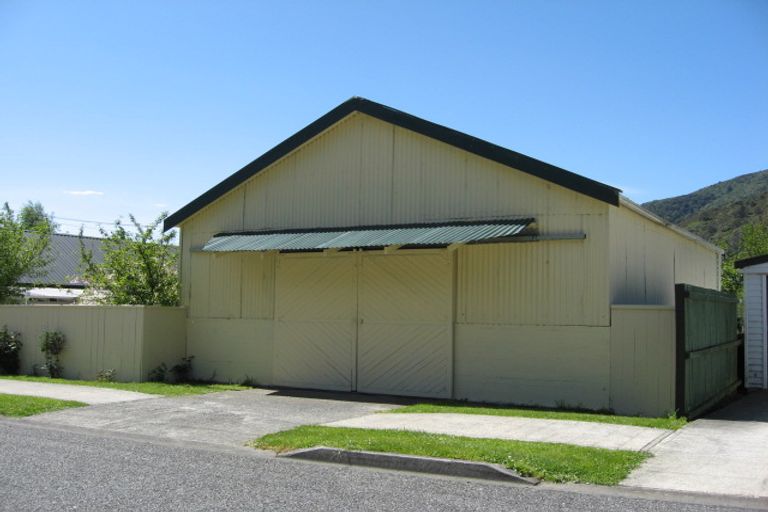 Photo of property in 36 Durham Street, Picton, 7220