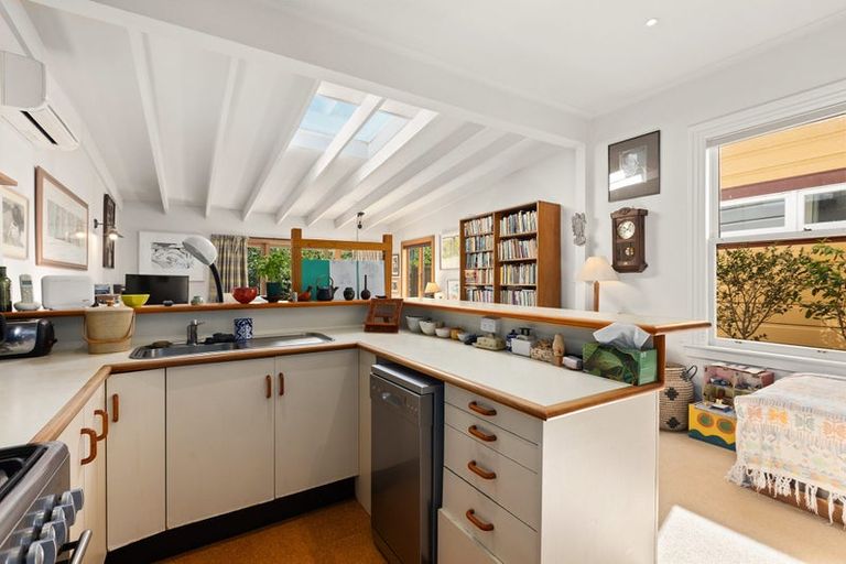 Photo of property in 70 Te Wharepouri Street, Berhampore, Wellington, 6023