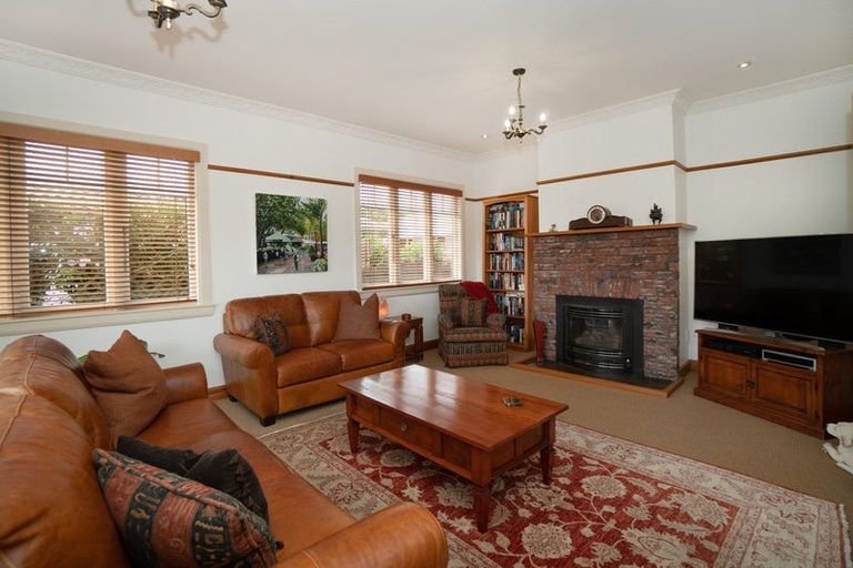 Photo of property in 37 Manapouri Crescent, Hokowhitu, Palmerston North, 4410