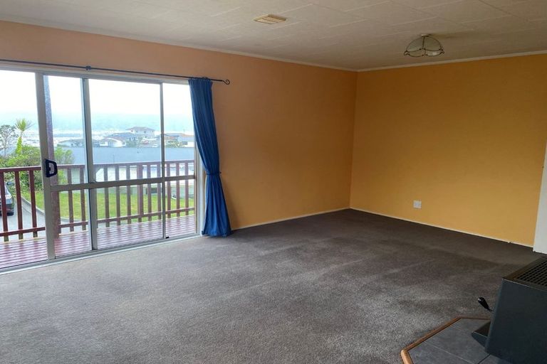 Photo of property in 15 Sunhaven Drive, Newlands, Wellington, 6037