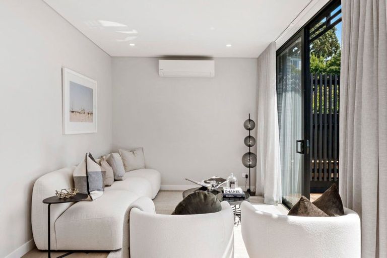 Photo of property in 21b Arahia Street, Northcote, Auckland, 0627