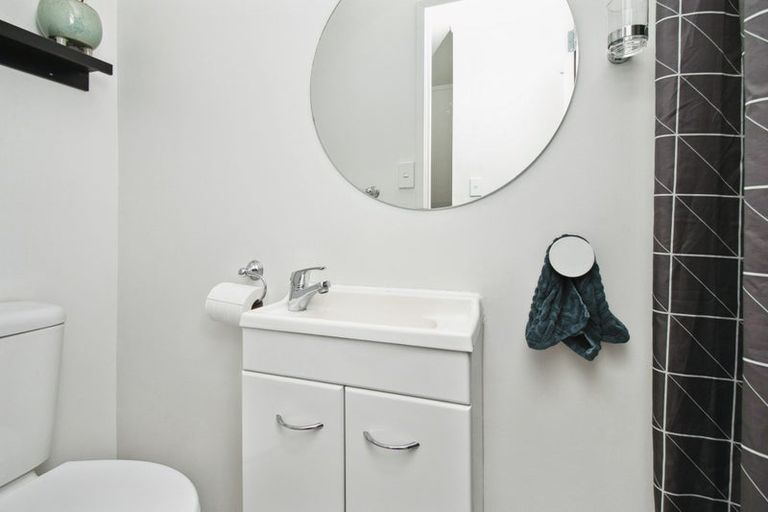 Photo of property in 2/208 Rangatira Road, Beach Haven, Auckland, 0626