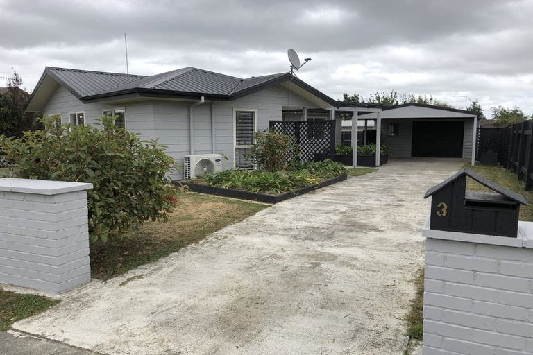Photo of property in 3 Lydia Place, Kelvin Grove, Palmerston North, 4414