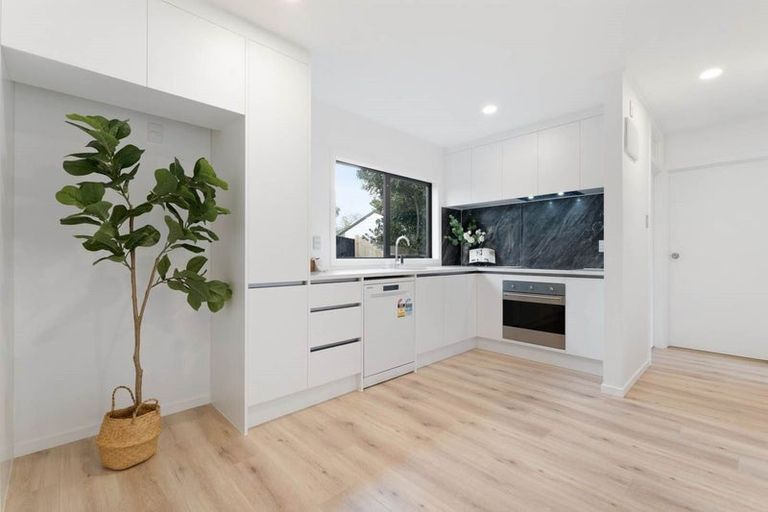 Photo of property in 1/612 Beach Road, Browns Bay, Auckland, 0630