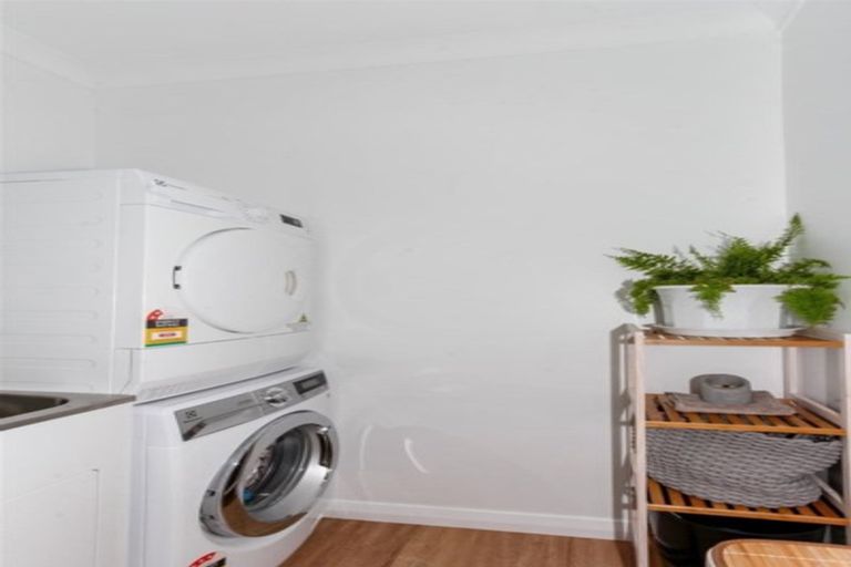 Photo of property in 27 Birdwood Avenue, Moturoa, New Plymouth, 4310