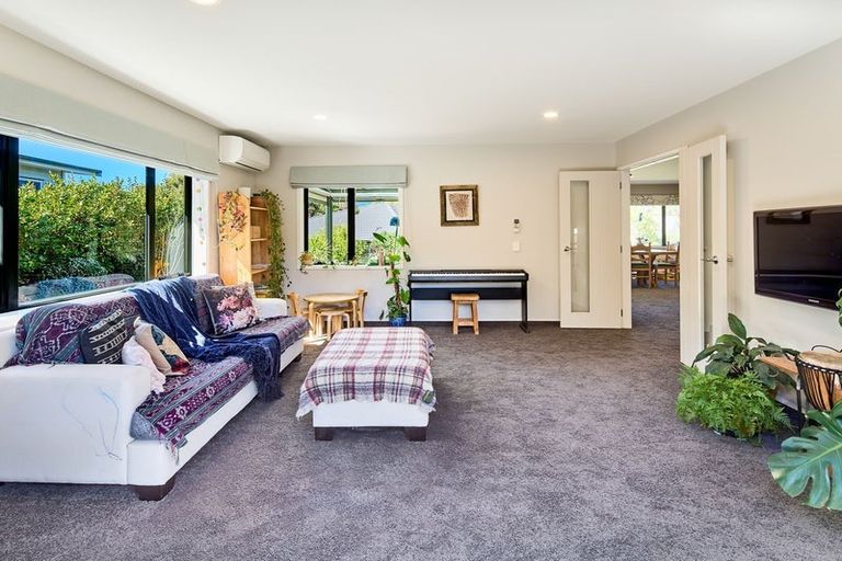 Photo of property in 6 Simpson Crescent, Raumati Beach, Paraparaumu, 5032