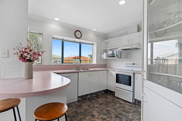 Photo of property in 10 Sandhurst Drive, Papamoa Beach, Papamoa, 3118