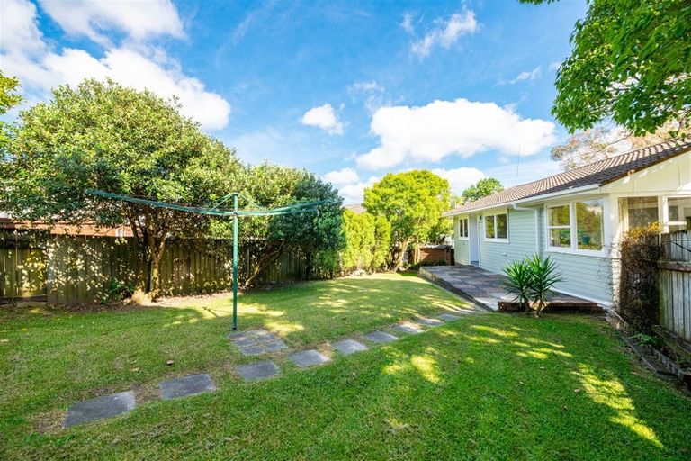 Photo of property in 2 Ashbourne Place, Glendene, Auckland, 0602