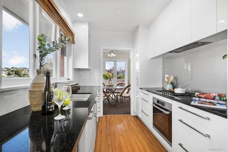 Photo of property in 2/2 Napoleon Avenue, Milford, Auckland, 0620