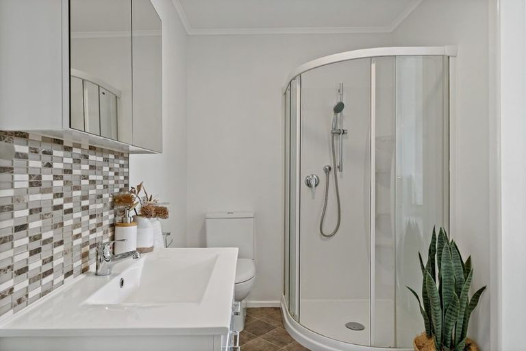 Photo of property in 24 Alberta Street, Point Chevalier, Auckland, 1022