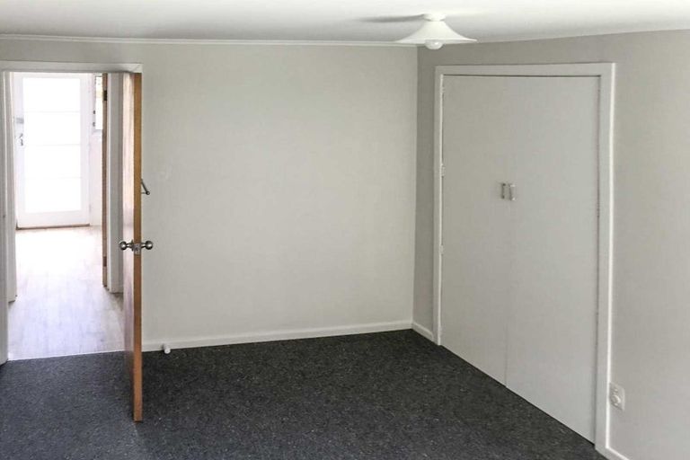 Photo of property in 32 Kervil Avenue, Te Atatu Peninsula, Auckland, 0610