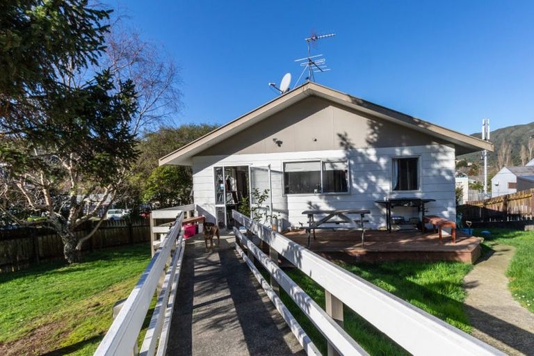 Photo of property in 1 Tiroiti Grove, Stokes Valley, Lower Hutt, 5019