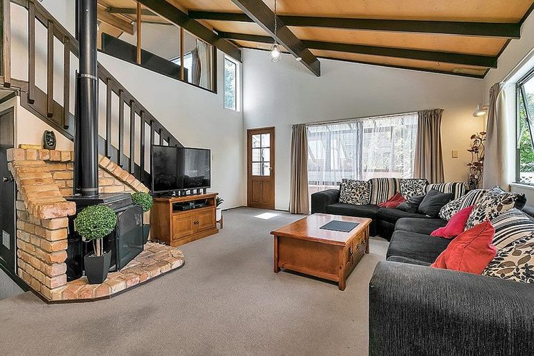 Photo of property in 17 Holyoake Place, Chatswood, Auckland, 0626