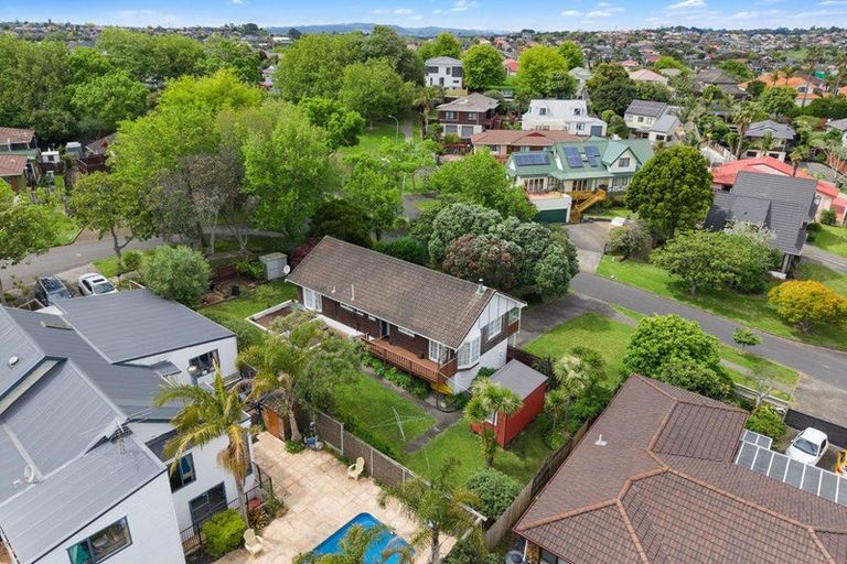 Photo of property in 70 Kurnell Drive, Botany Downs, Auckland, 2010