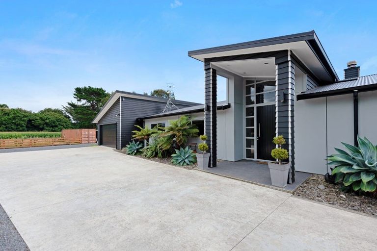 Photo of property in 51 Waikawa Beach Road, Manakau, Levin, 5573