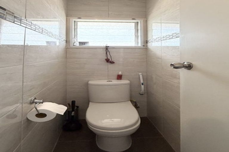 Photo of property in 1/240a East Coast Road, Forrest Hill, Auckland, 0620