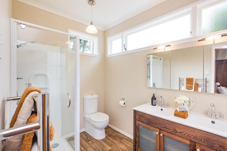 Photo of property in 11 Elmira Avenue, Hokowhitu, Palmerston North, 4410