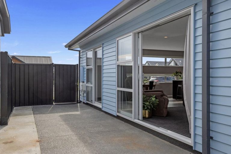 Photo of property in 17 Westhaven Grove, Takaro, Palmerston North, 4412